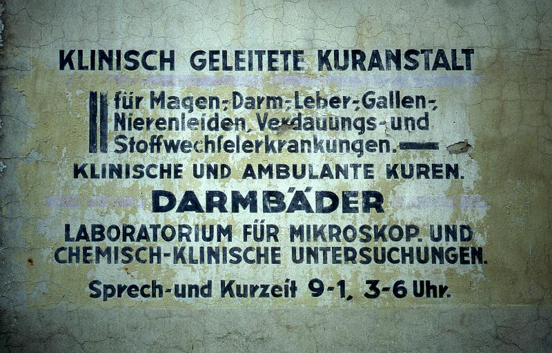 Dresden-Weißer_Hirsch,_Küntzelmannstr._7,_4.5.1996.jpg